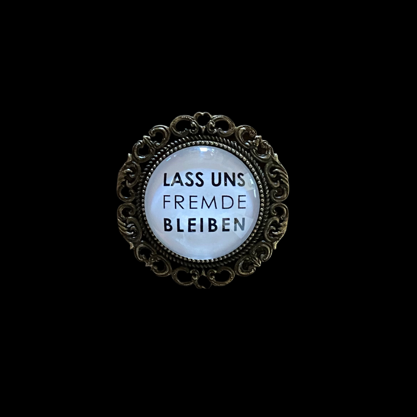 LASS UNS FREMDE BLEIBEN