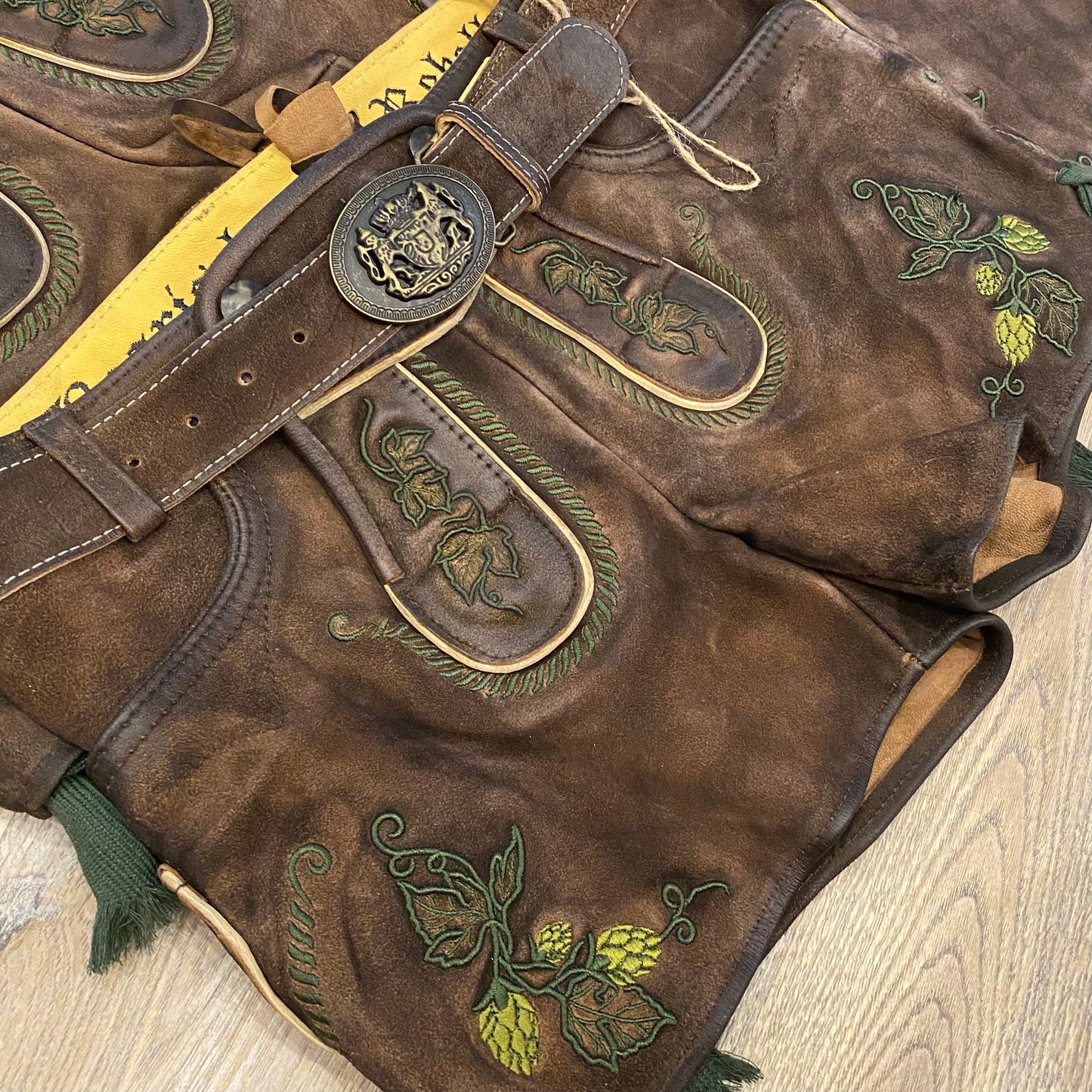 Damen Lederhose Hopfen Boarischer Rebell mit grünen Bänder