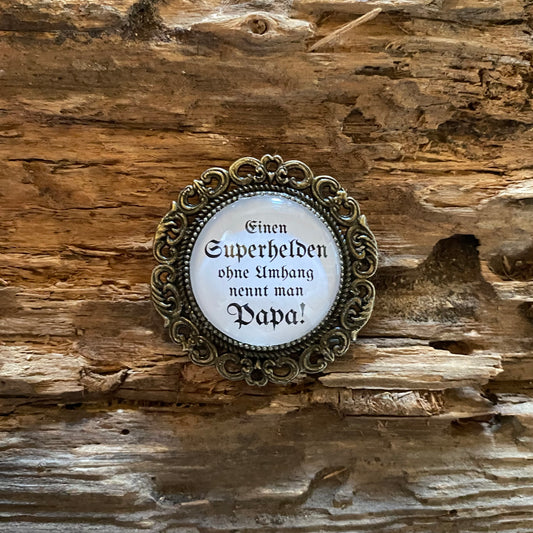 Brosche mit Einen Superhelden ohne Umhang nennt man Papa!
