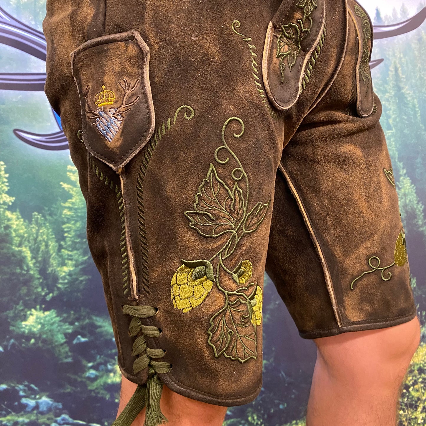 Herren Lederhose Hopfen mit grünen Bändern