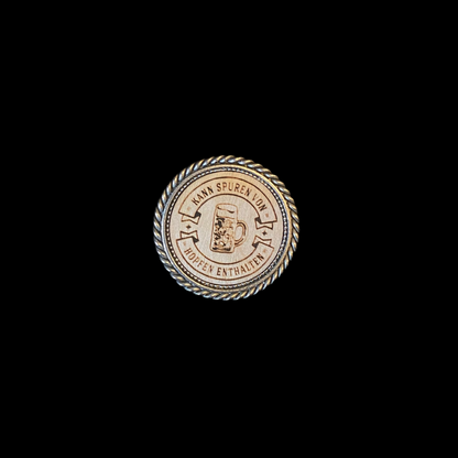 Pin Kann Spuren von Hopfen enthalten (Holzlasergravur)