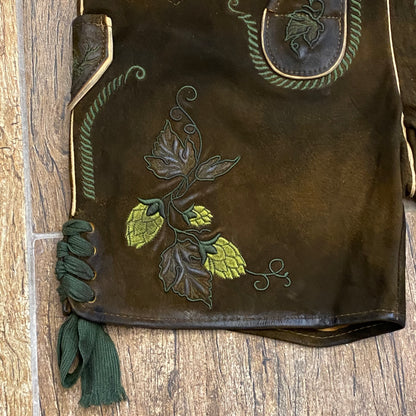 Damen Lederhose Hopfen Boarischer Rebell mit grünen Bänder längeres Modell