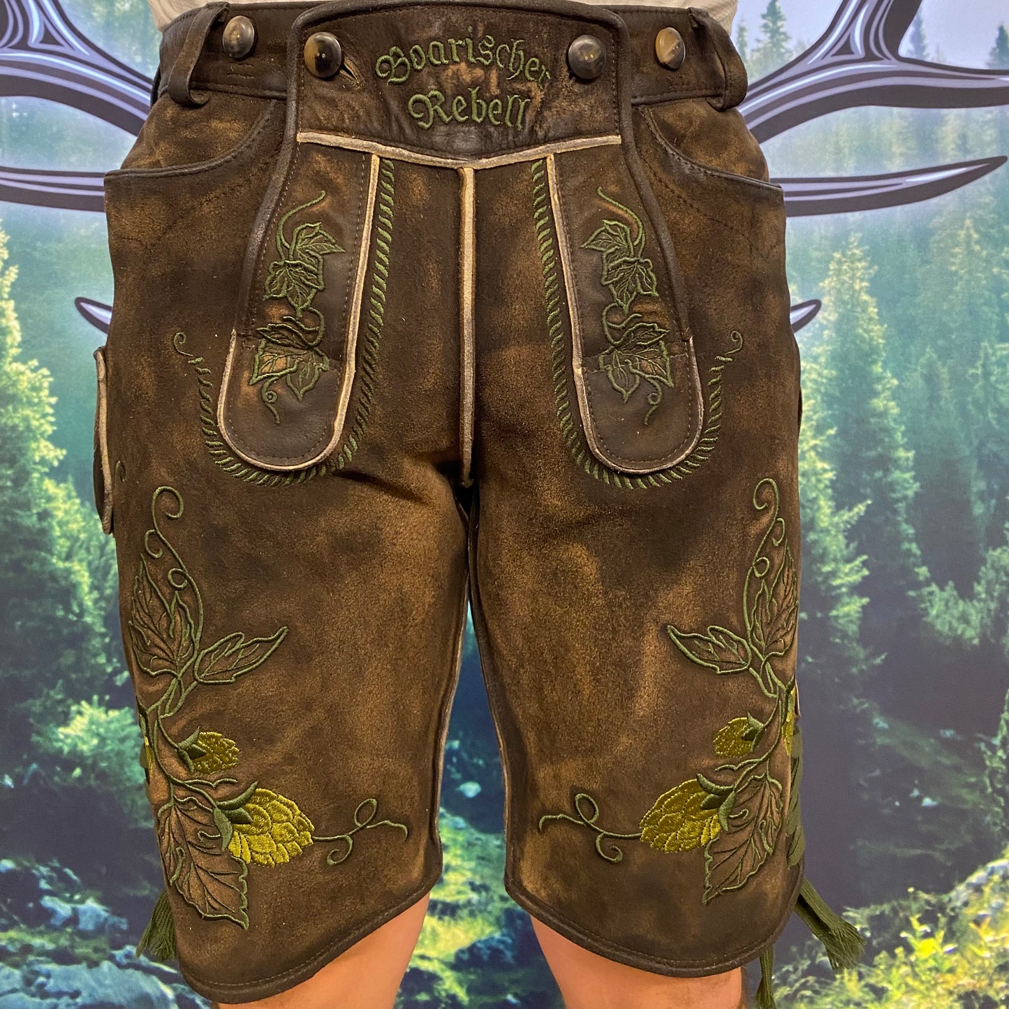 Herren Lederhose Hopfen mit grünen Bändern