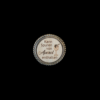 Pin Kann Spuren von Aperol enthalten (Holzlasergravur)