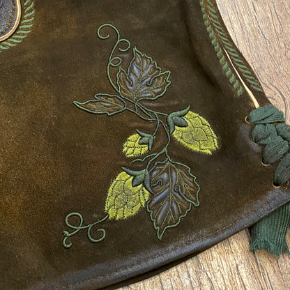 Damen Lederhose Hopfen Boarischer Rebell mit grünen Bänder längeres Modell