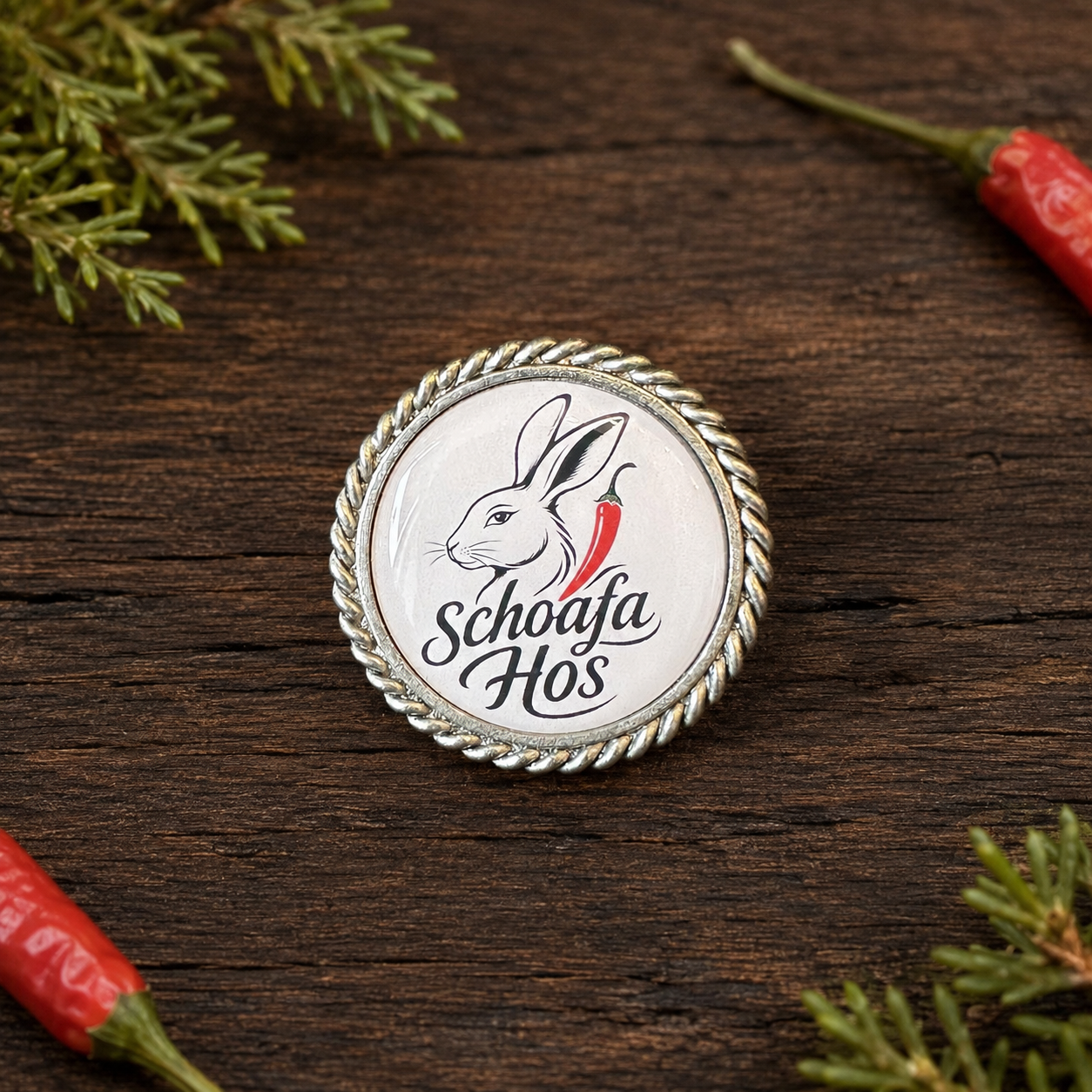 Pin Schoafa Hos – Hase mit Chili, Anstecker von Boarischer Rebell