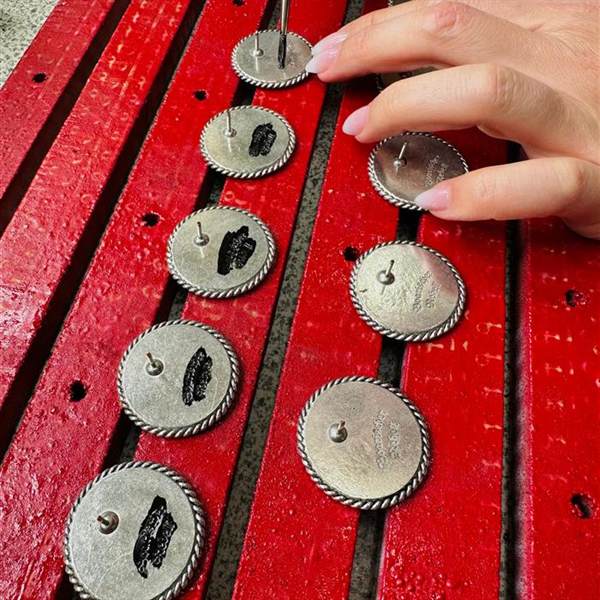 Patinierte Pins auf dem Gestell